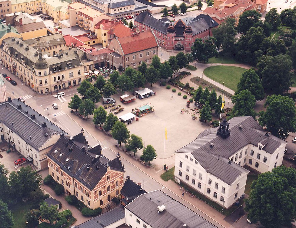 Flygfoto över stora torget i Köping