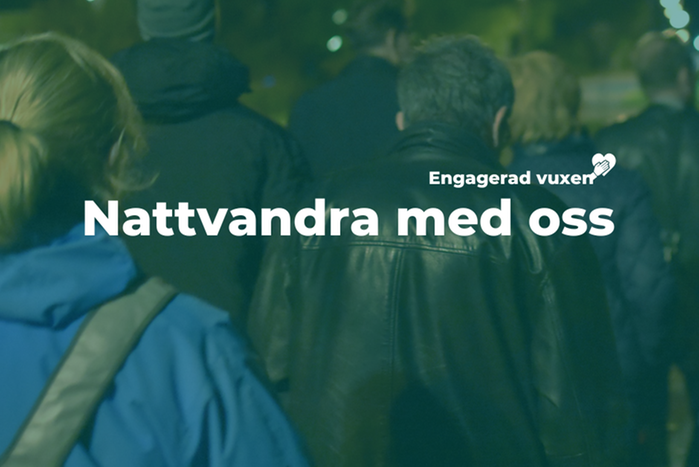En grupp människor som promenerar på natten, med texten "Nattvandra med oss!" i mitten av bilden och "Engagerad vuxen" i mindre text ovanför.