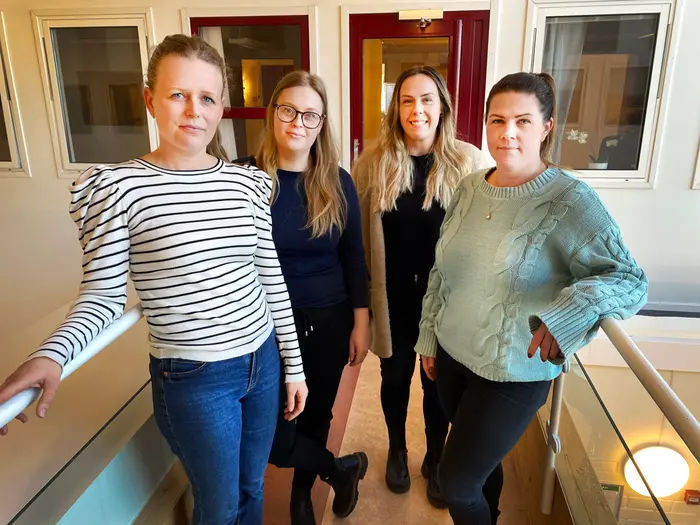 Socialsekreterarna Sophie, Elin, Anna och Ida i förvaltningshuset i Köping